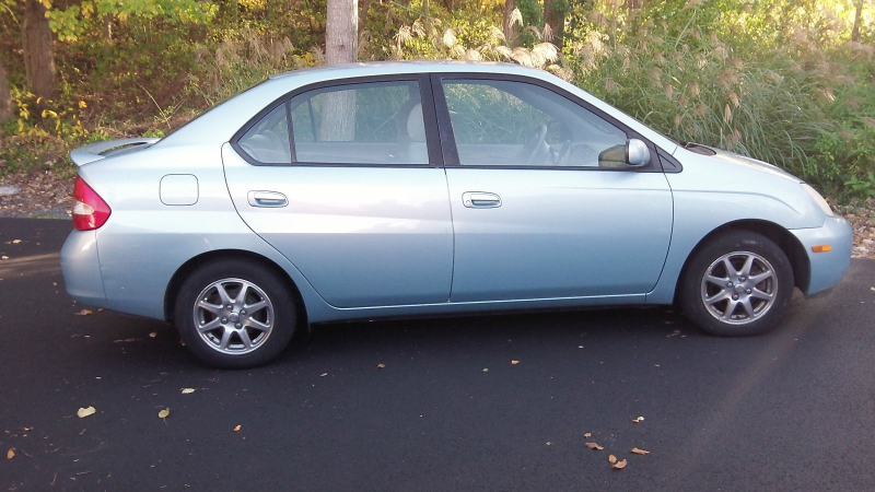 Illustration for article titled Here Are Ten Of The Most Fuel-Efficient Cars On eBay For Less Than $5000